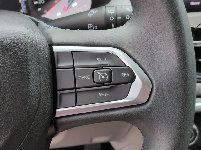Used 2022 White Jeep Latitude image 17