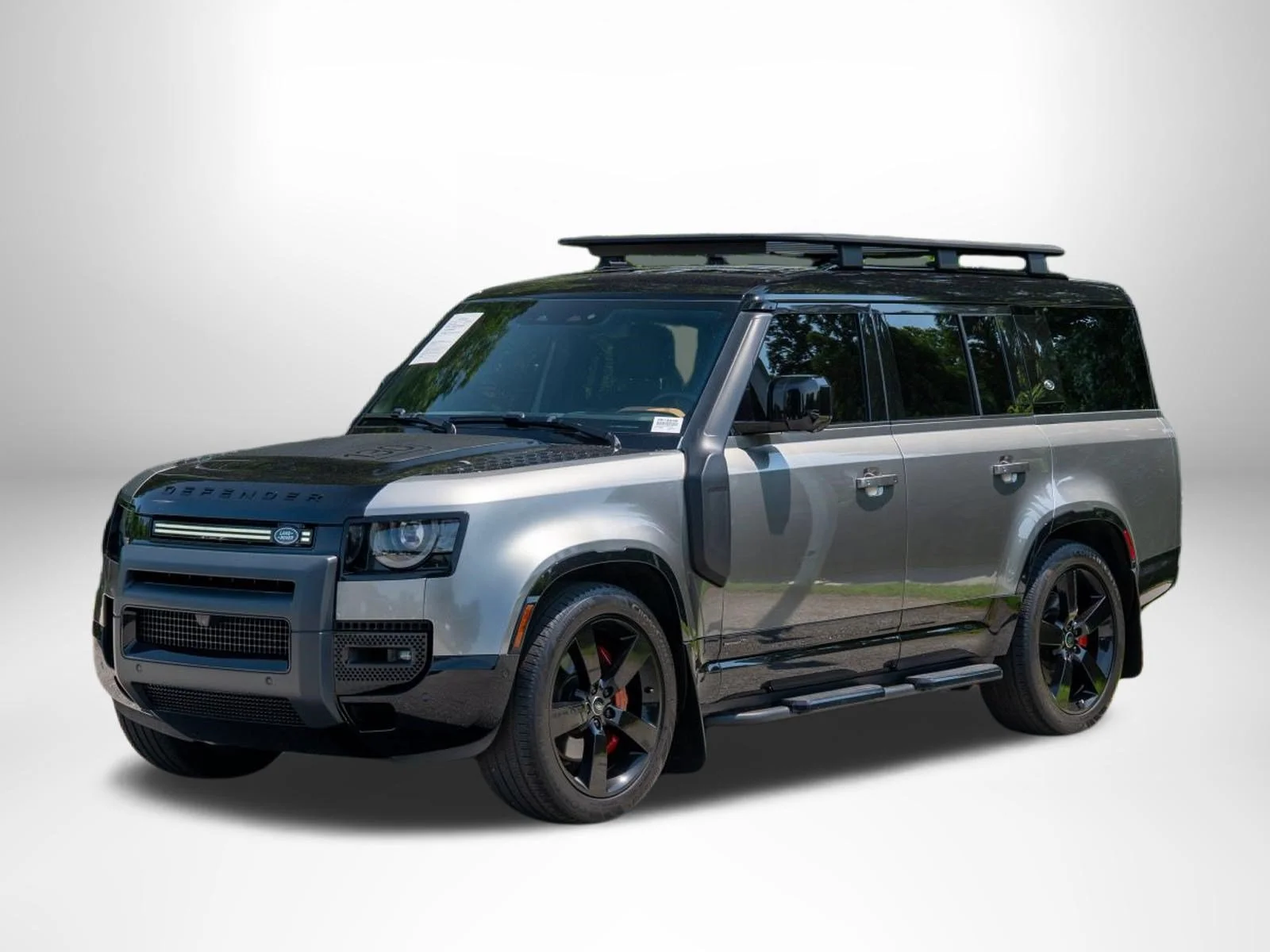 Used 2024 Silicon Silver Premium Metallic Land Rover X image 3