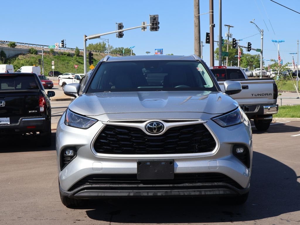 Used 2022 Toyota Highlander XLE with VIN 5TDGZRAH7NS116720 for sale in Kansas City