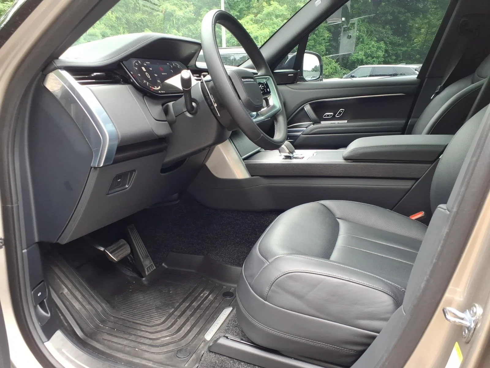 Used 2025 Batumi Gold Premium Metallic 1dm Land Rover SE LWB image 17
