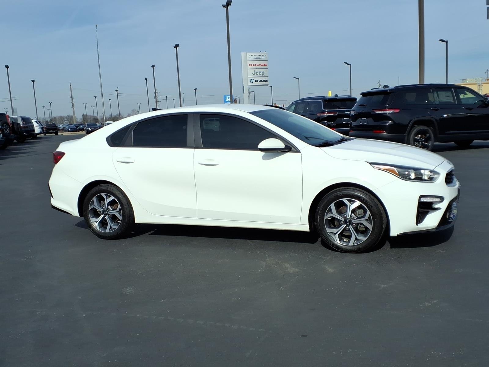Used 2021 Kia Forte LXS with VIN 3KPF24AD8ME352477 for sale in Forsyth, IL