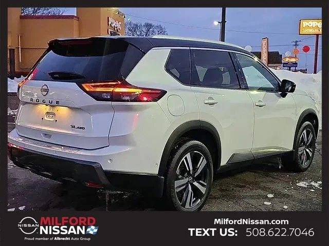 Used 2025 White/off-white Nissan SL image 4