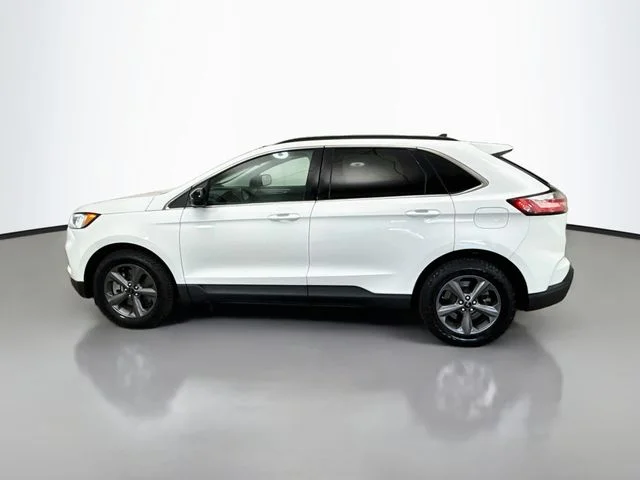 Certified Used 2022 Oxford White Ford SEL image 4
