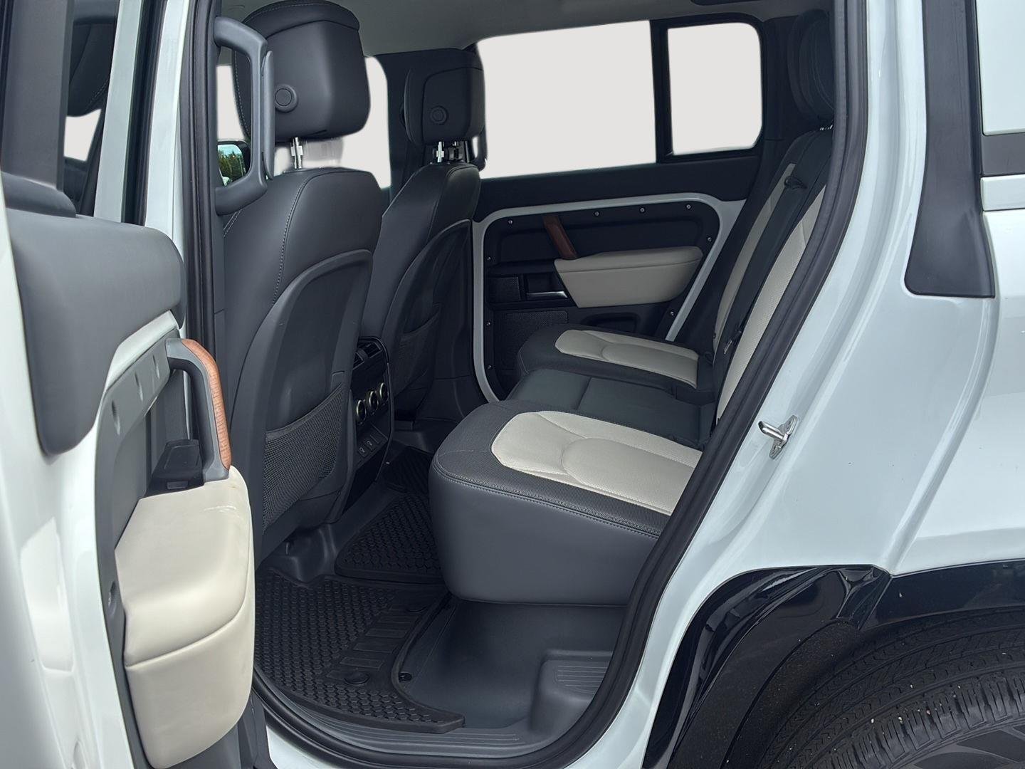 2024 Land Rover Defender X-Dynamic SE - Photo 21