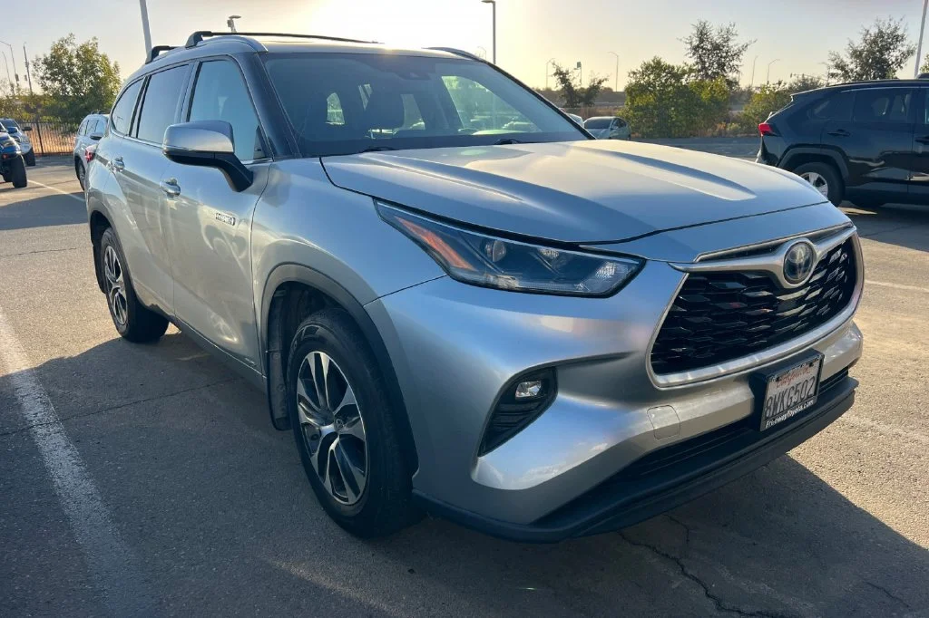 Used 2021 Silver Toyota XLE image 2