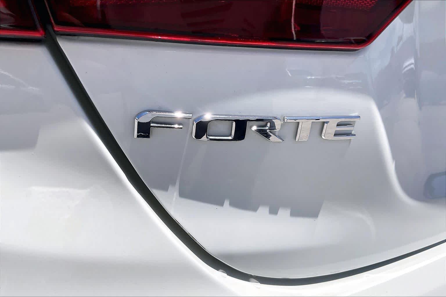 Used 2021 Clear White Kia LXS image 10