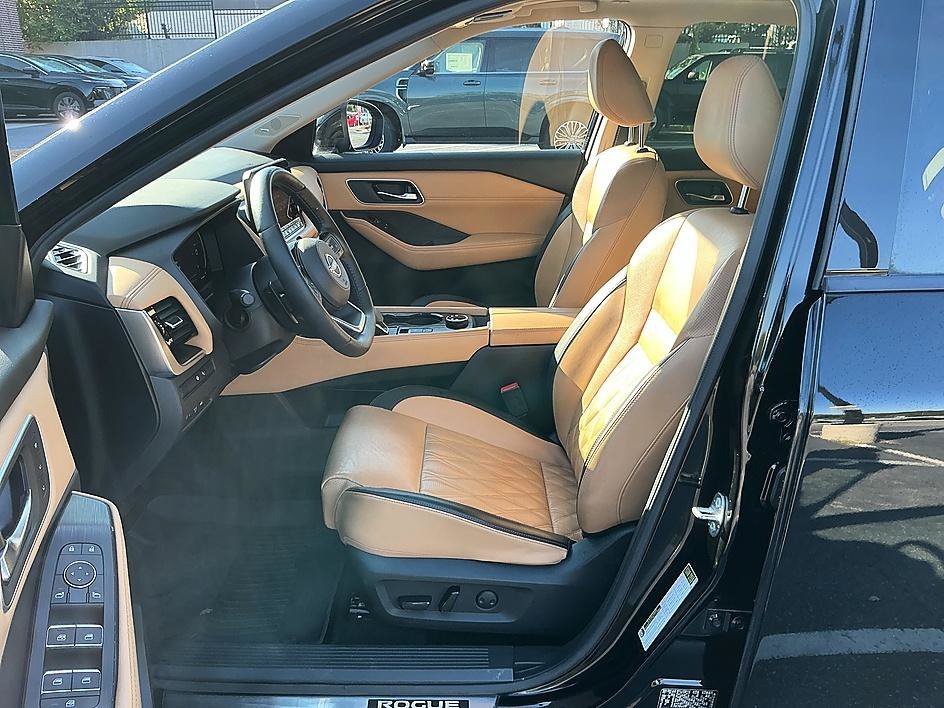 Used 2023 Super Black Nissan Platinum image 12