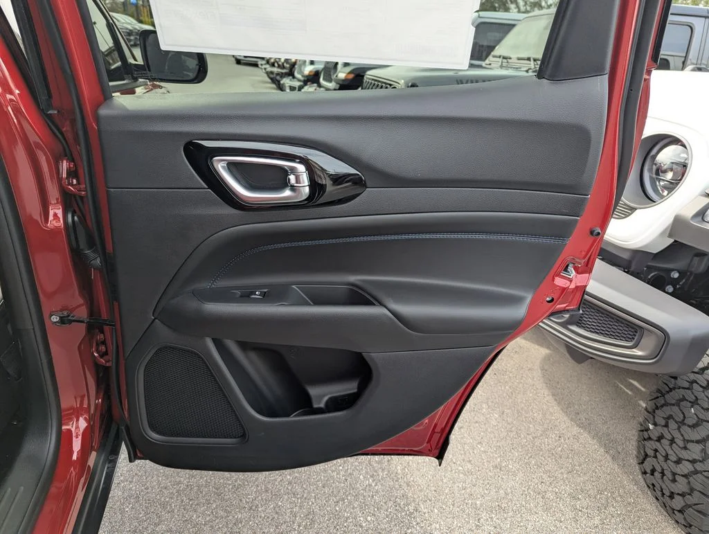 New 2026 Red Hot Pearlcoat Jeep Latitude image 30