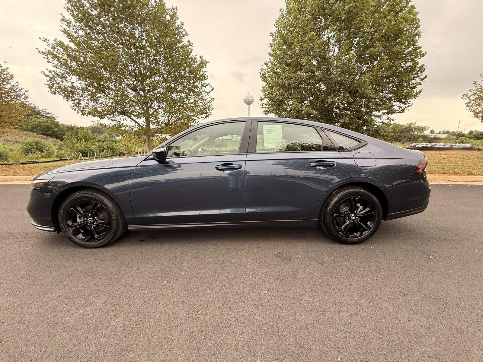 Used 2025 Canyon River Blue Metallic Honda SE image 8