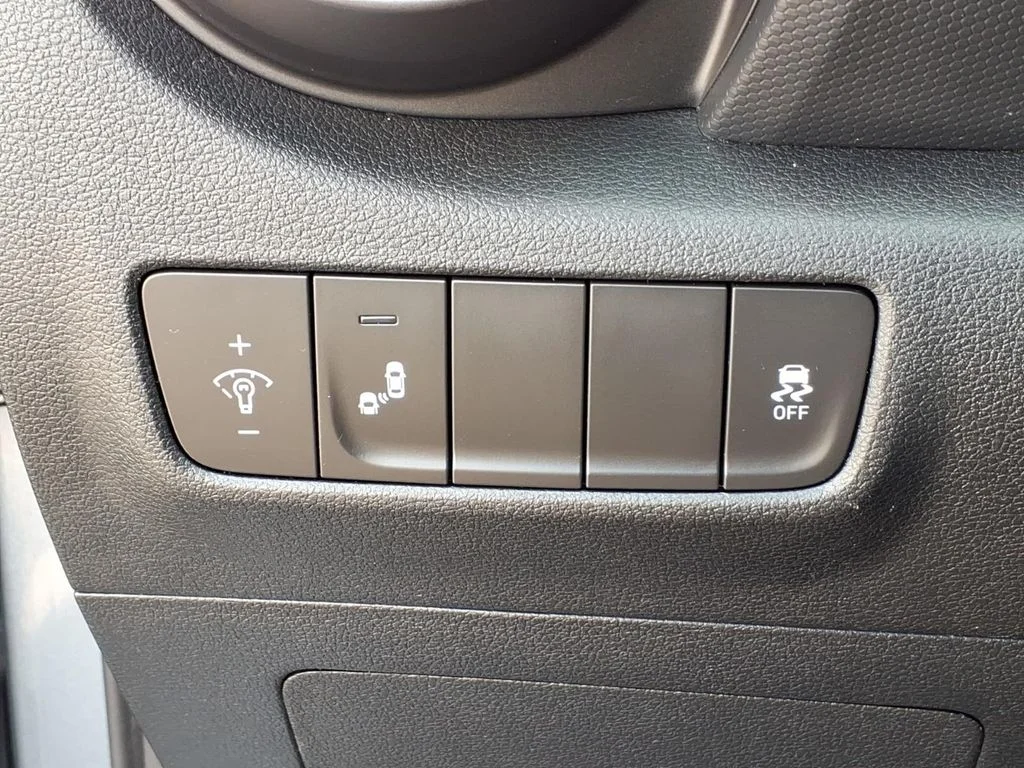 Used 2018 Silver Hyundai SEL image 11