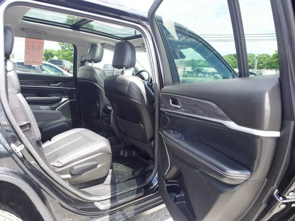 Certified Used 2022 Black Jeep Limited 4x4 image 30