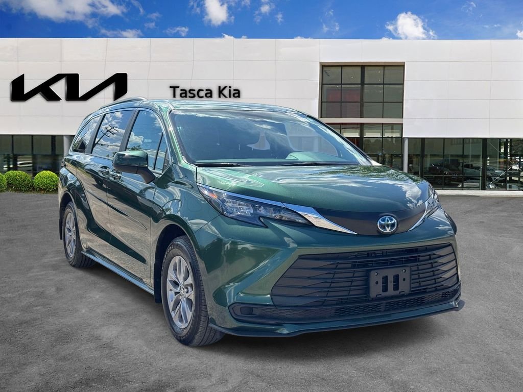 2025 Toyota Sienna LE 8-Passenger Hybrid AWD's photo
