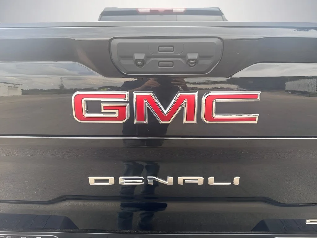 Used 2025 Onyx Black GMC Denali image 39