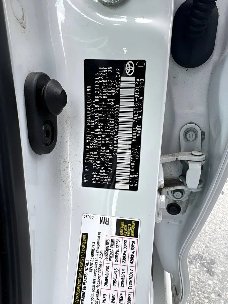 Used 2022 White Toyota LE image 27