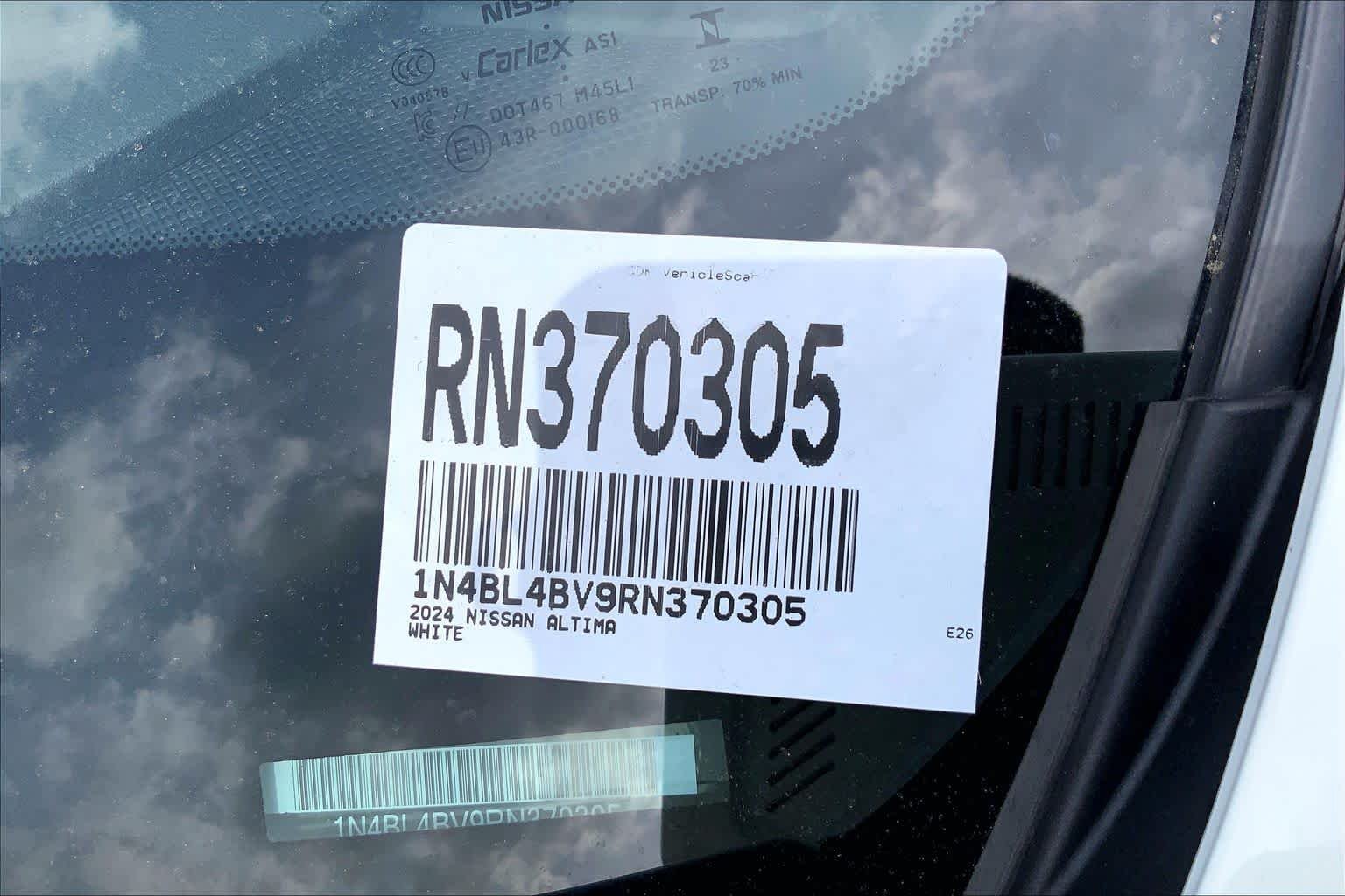 Used 2024 Glacier White Nissan 2.5 S image 33