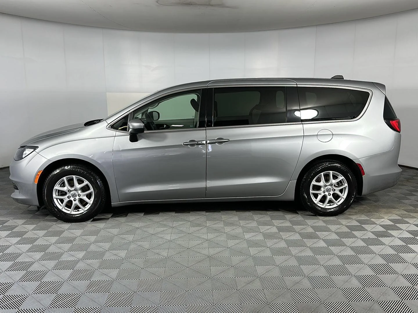 Used 2021 Billet Silver Metallic Clearcoat Chrysler LX image 5
