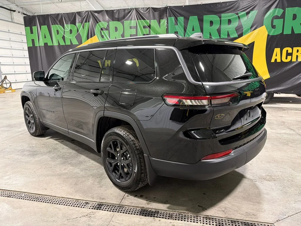New 2026 Diamond Black Crystal Pearl-Coat Exterior Paint Jeep Laredo Altitude image 5