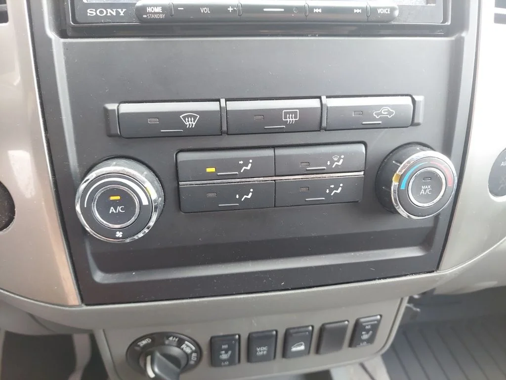 Used 2011 White Nissan SL image 27