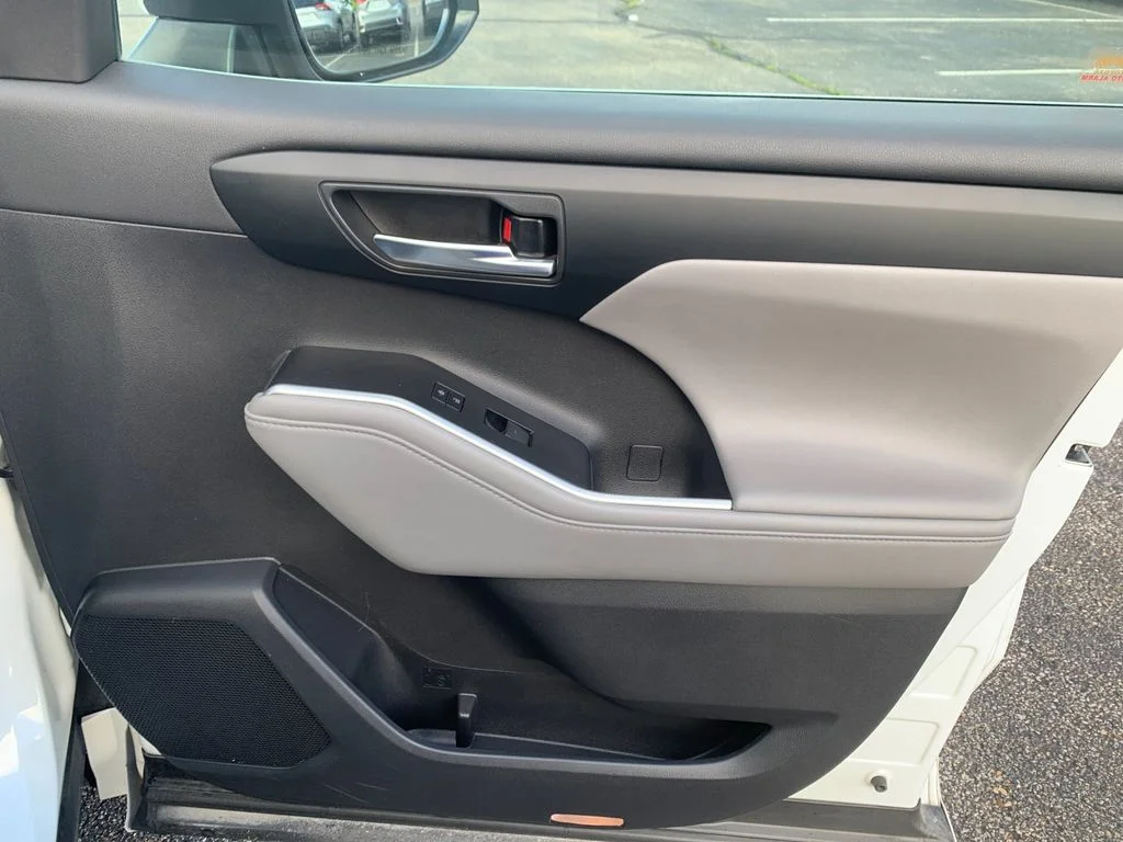 Used 2020 White Toyota XLE image 20