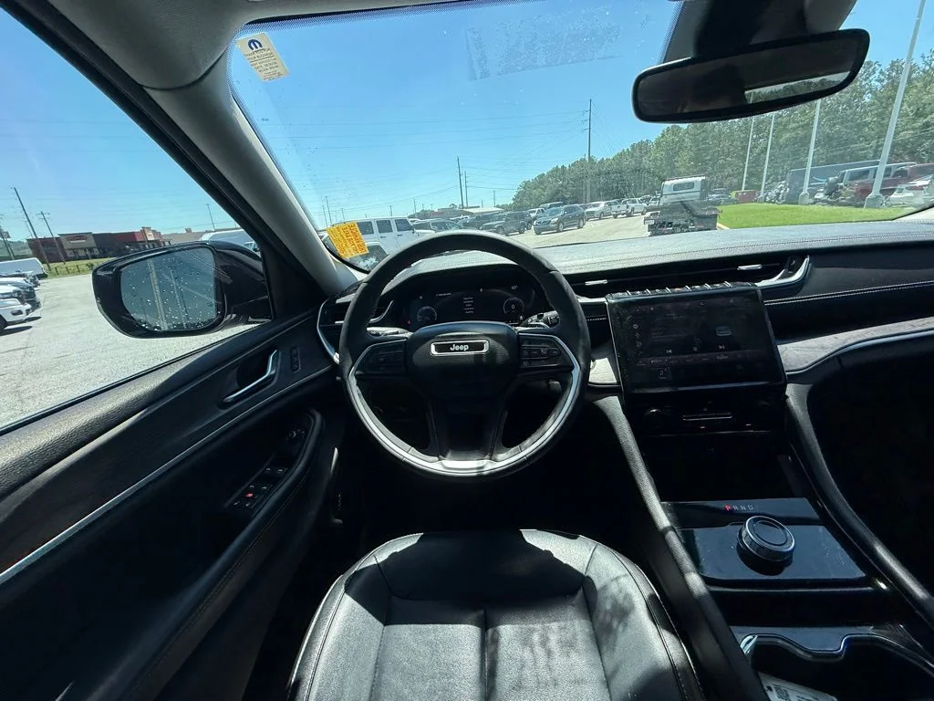 Used 2023 White/off-white Jeep Limited image 8