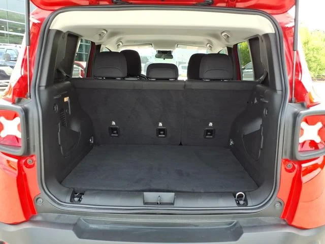 Used 2023 Red Jeep Latitude image 8