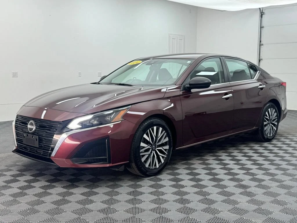 Used 2024 Red Nissan 2.5 SV image 2