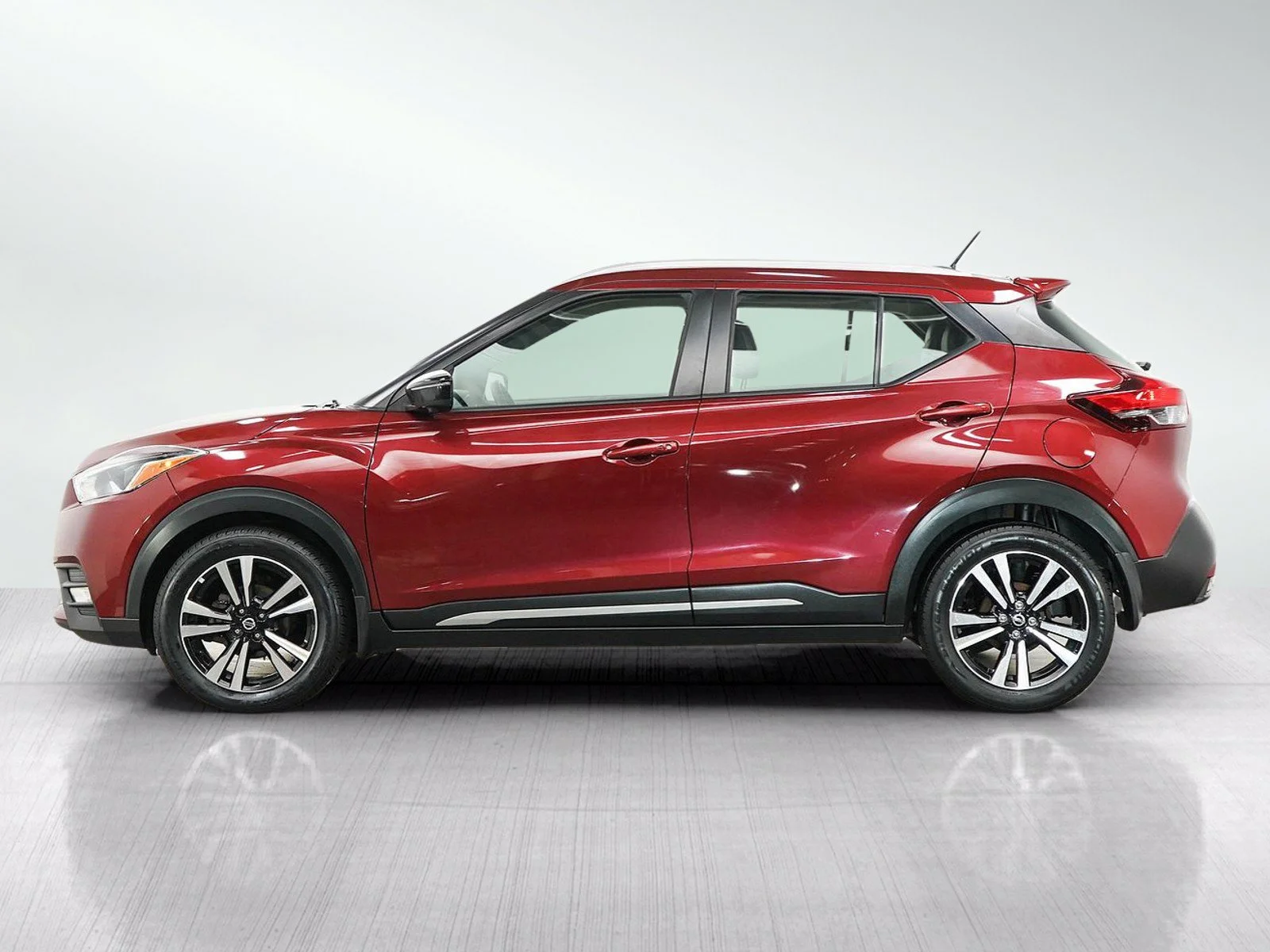 Used 2019 Cayenne Red Metallic Nissan SR image 2