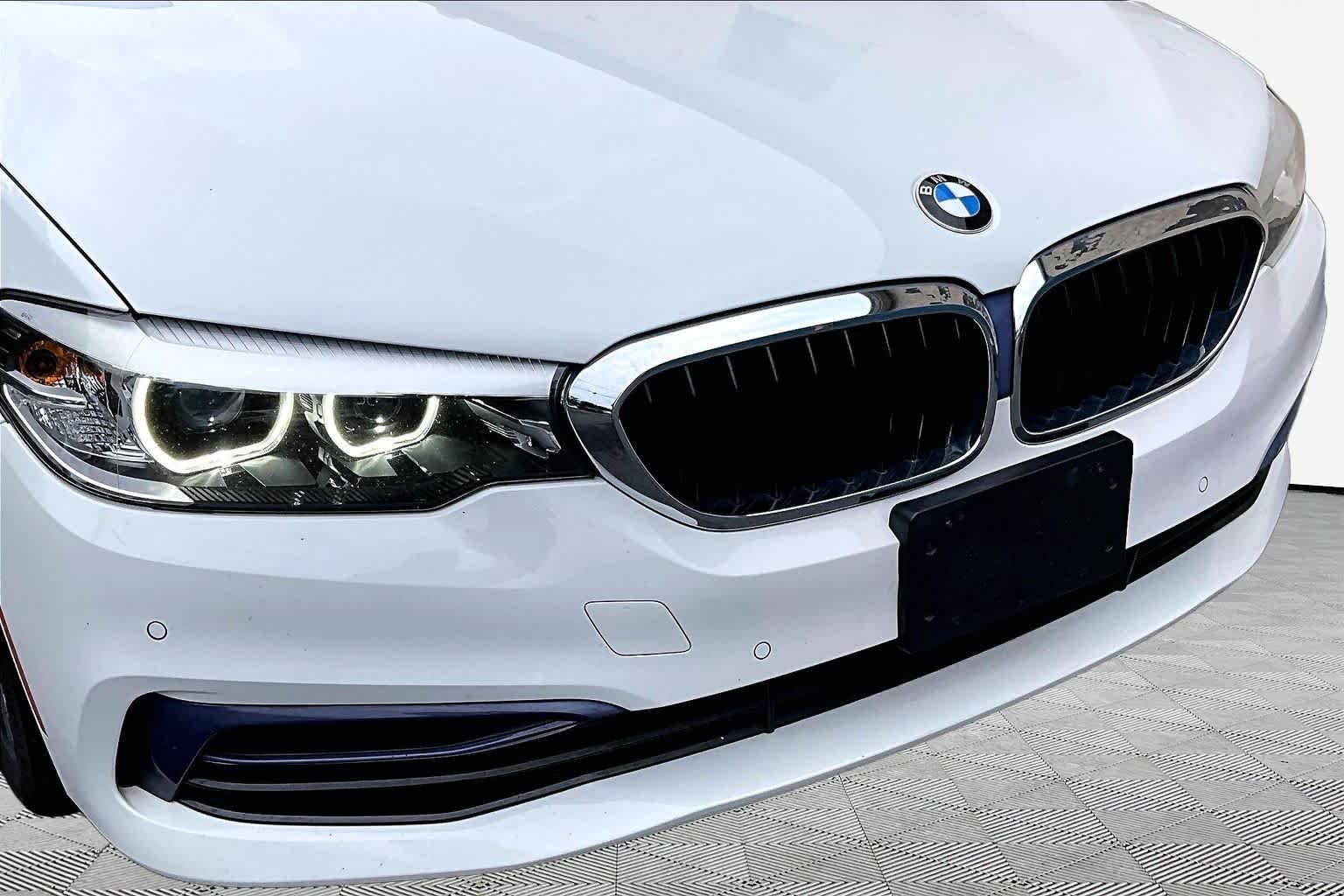 Used 2019 Alpine White BMW 540i xDrive image 30