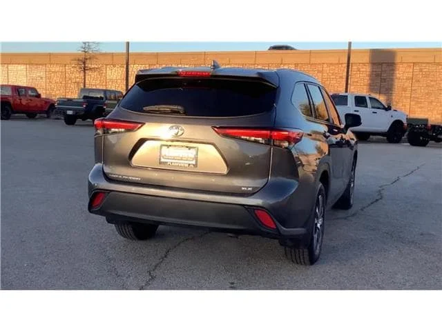 Used 2023 Magnetic Gray Metallic Toyota XLE Front-Wheel Drive image 9
