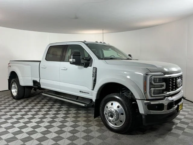 Used 2025  Ford Lariat image 3