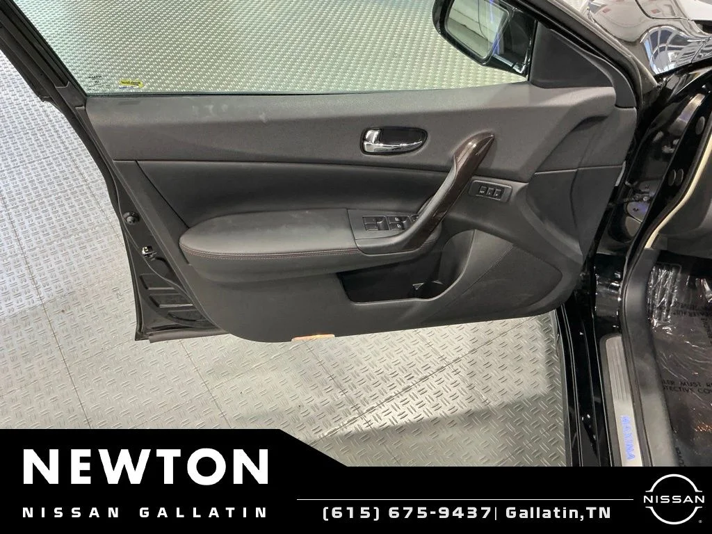 Used 2014 Super Black Nissan 3.5 SV image 40