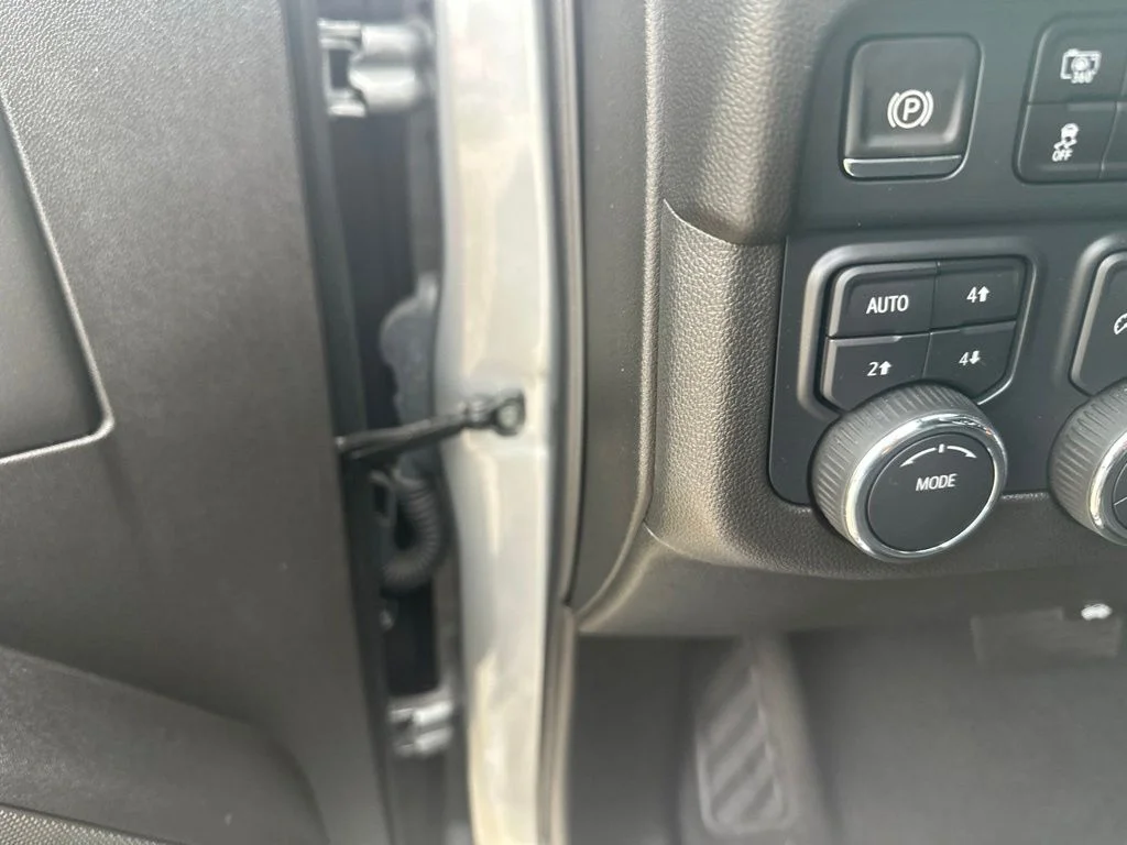 Used 2025 Gray Chevrolet Z71 image 10