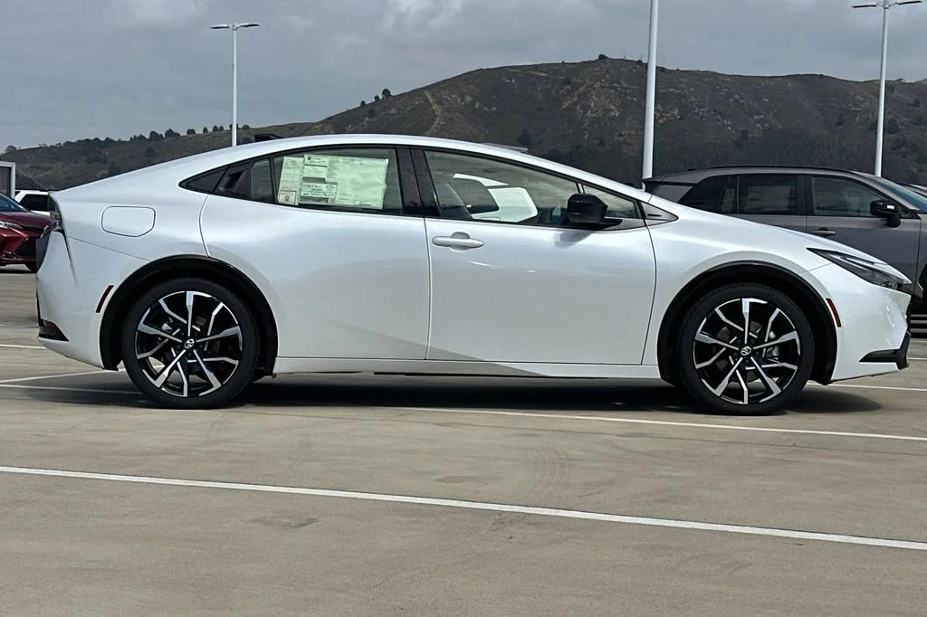 New 2027 Wind Chill Pearl <sup>1</sup> Toyota  XSE image 3