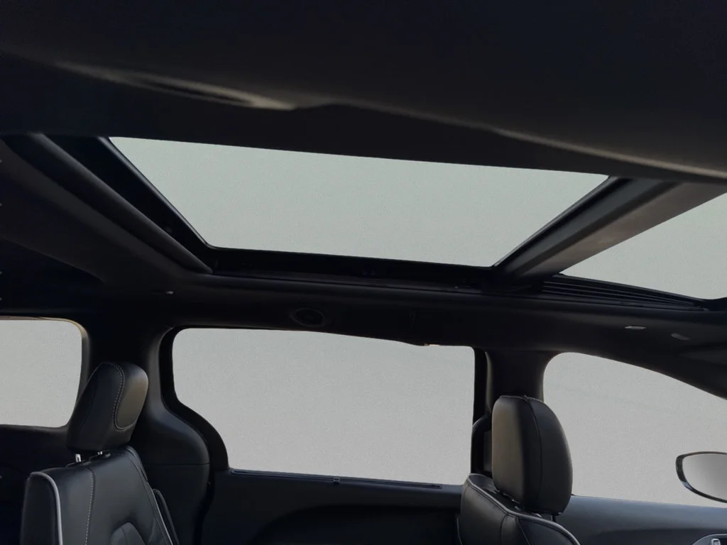 New 2026 Diamond Black Crystal Pearl-Coat Exterior Paint Chrysler Limited image 39