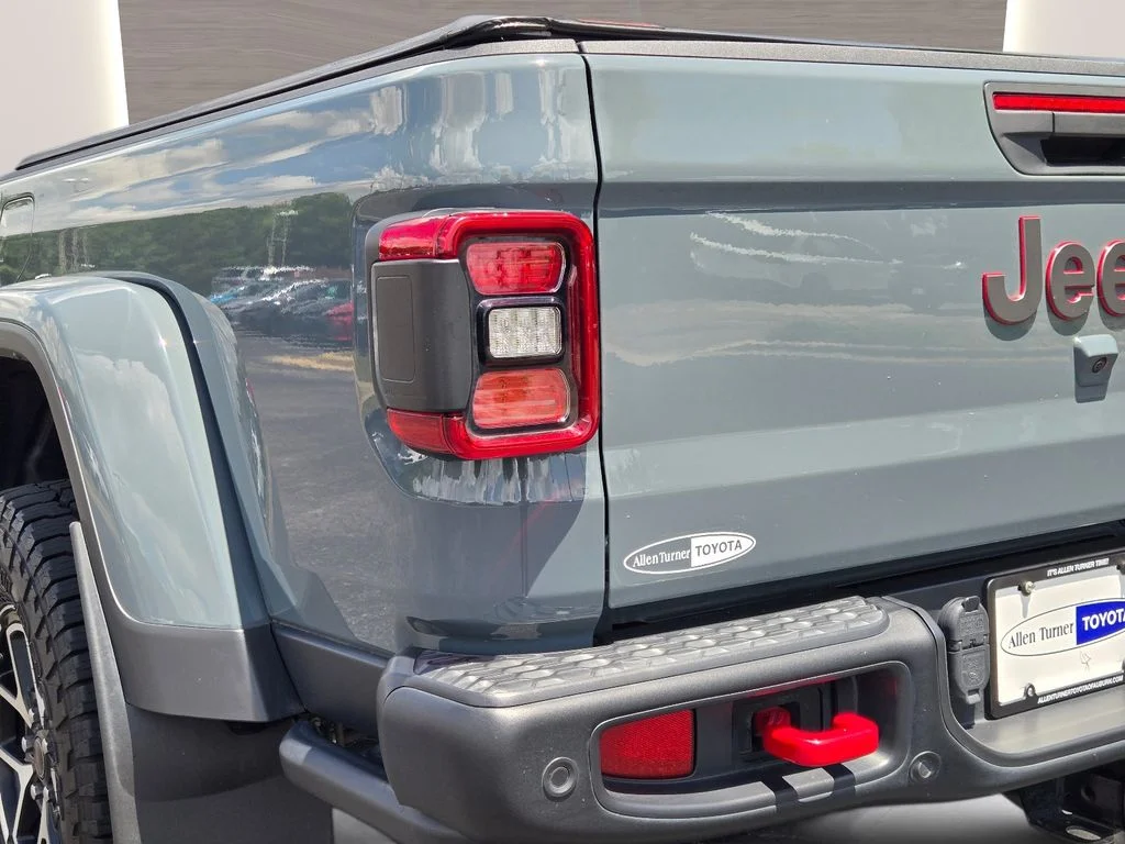 Used 2024 Gray Jeep Rubicon image 9