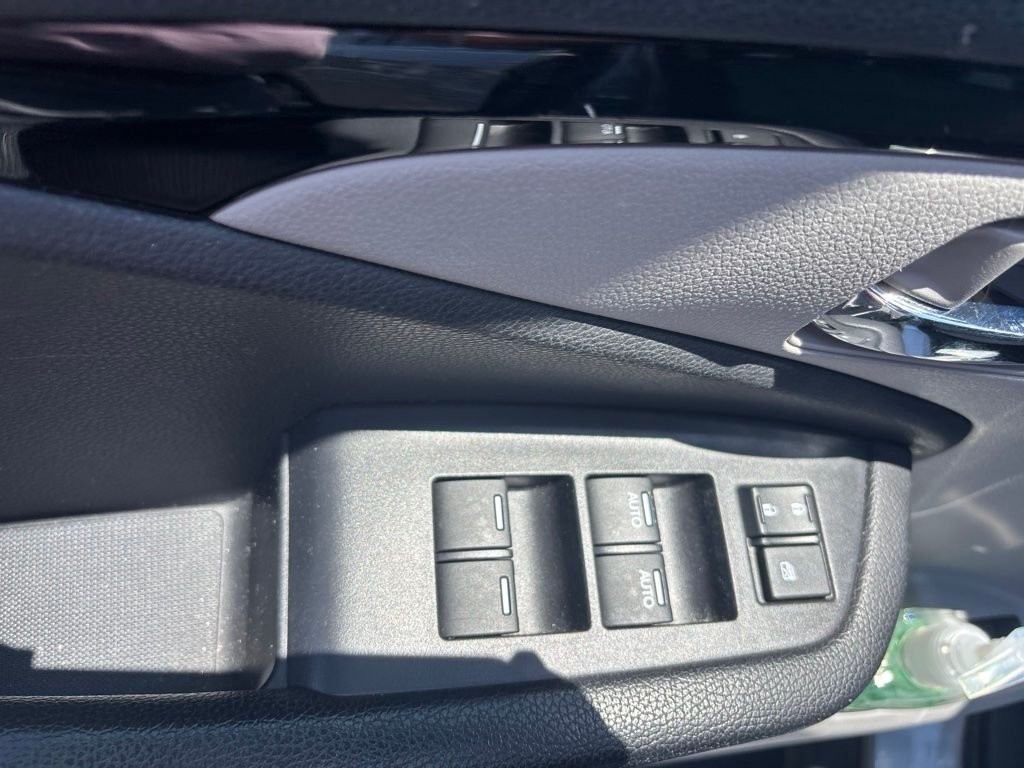Used 2017 Lunar Silver Metallic Honda Touring image 8