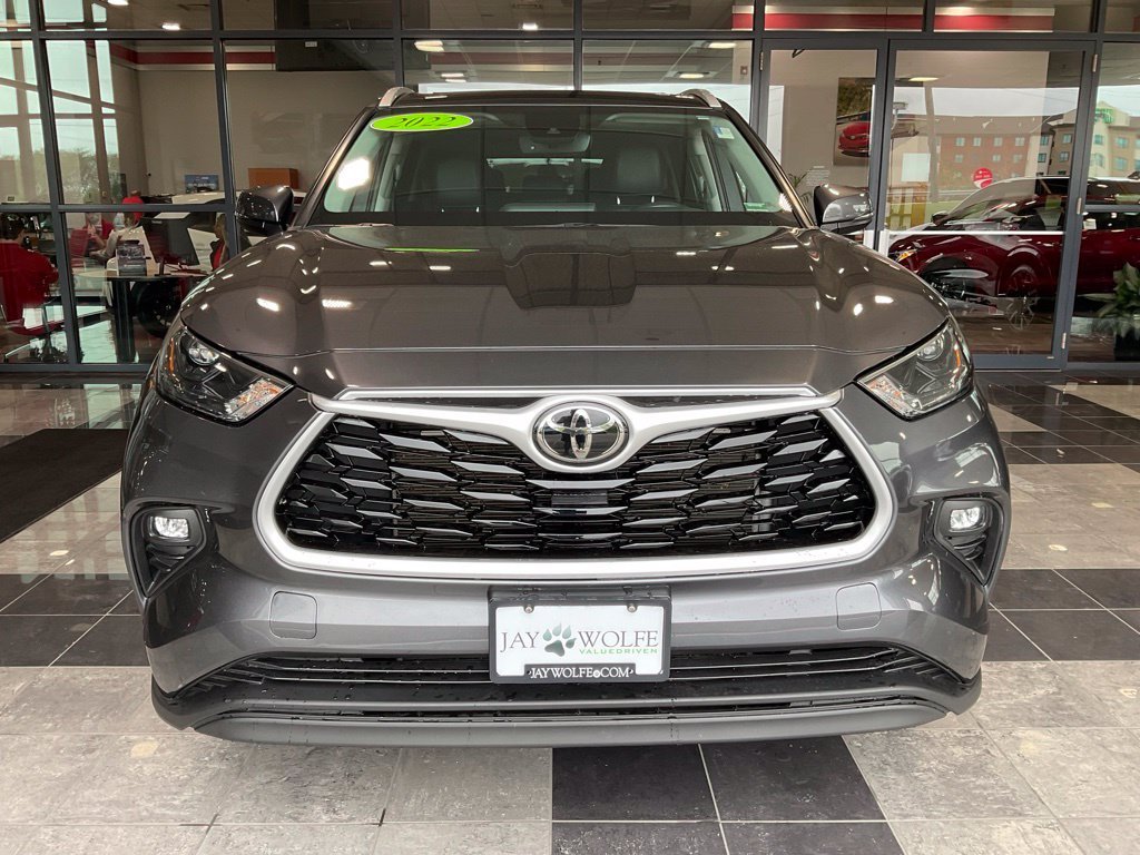 Used 2022 Toyota Highlander XLE with VIN 5TDHZRBH7NS186866 for sale in Kansas City