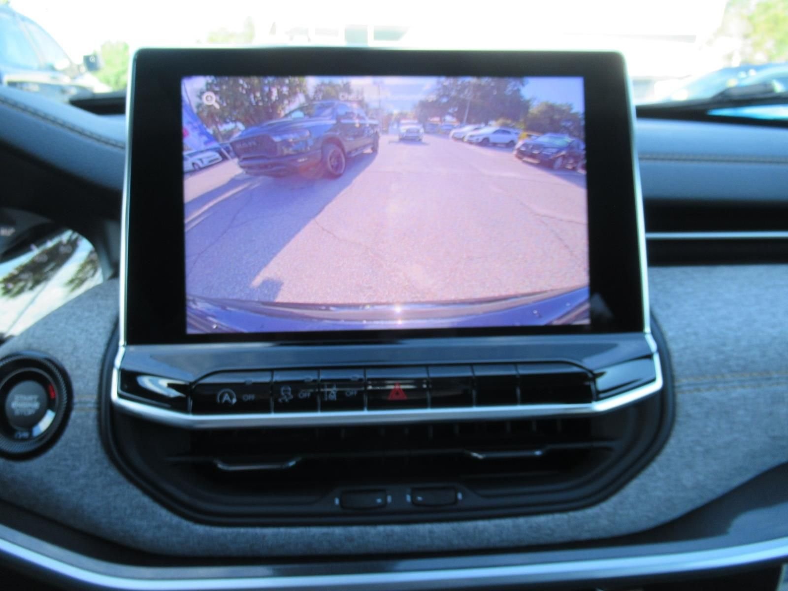 New 2026 Diamond Black Crystal Pearlcoat Jeep Latitude image 31