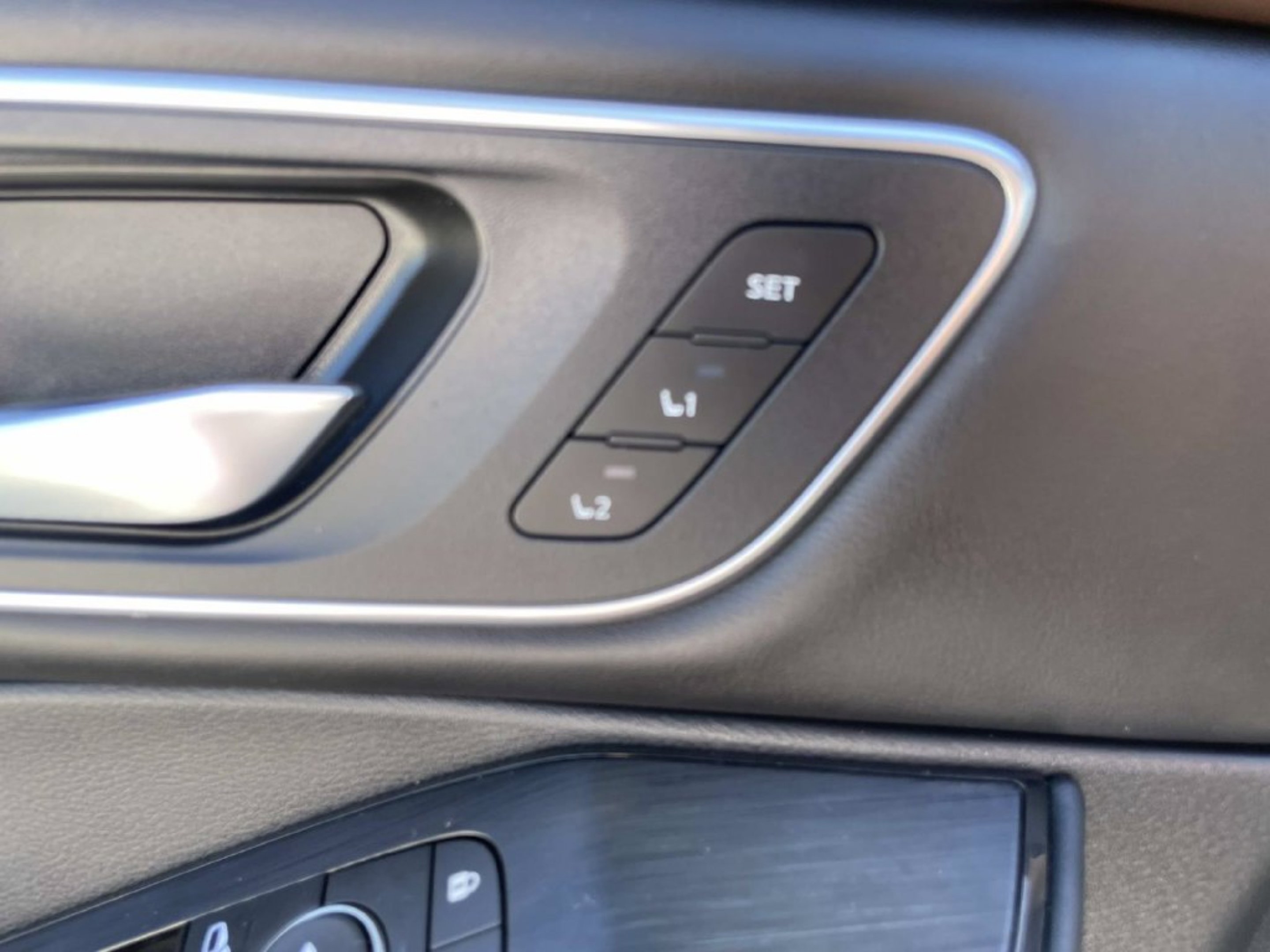 Used 2022 Gold Nissan Platinum image 23