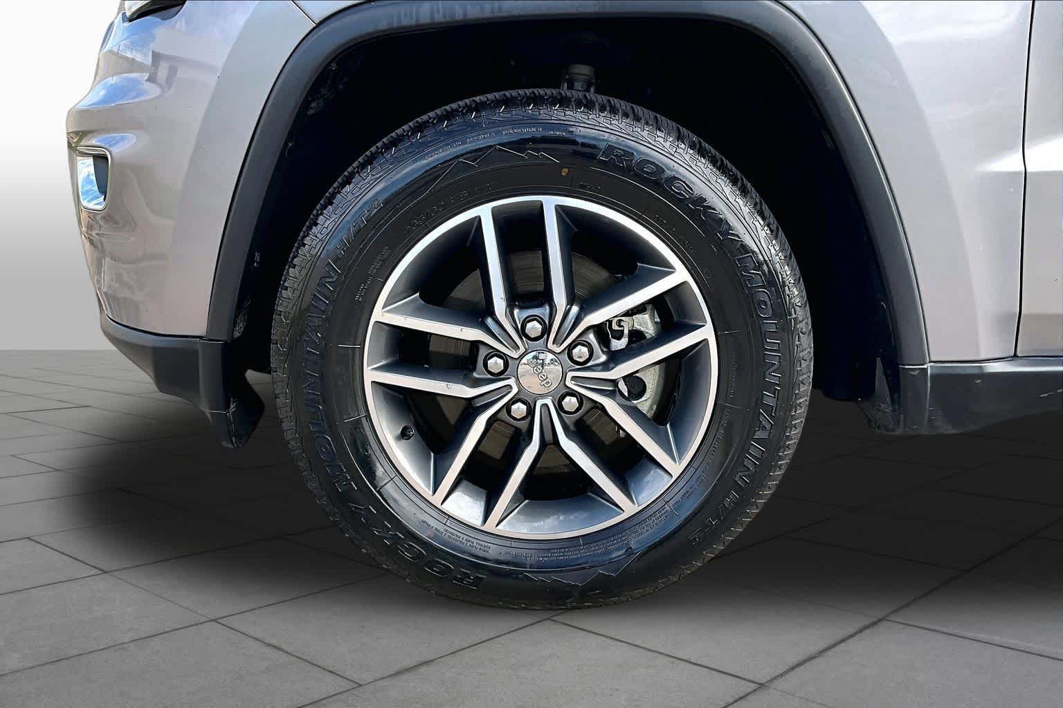 Used 2017 Billet Silver Metallic Clearcoat Jeep Limited image 11