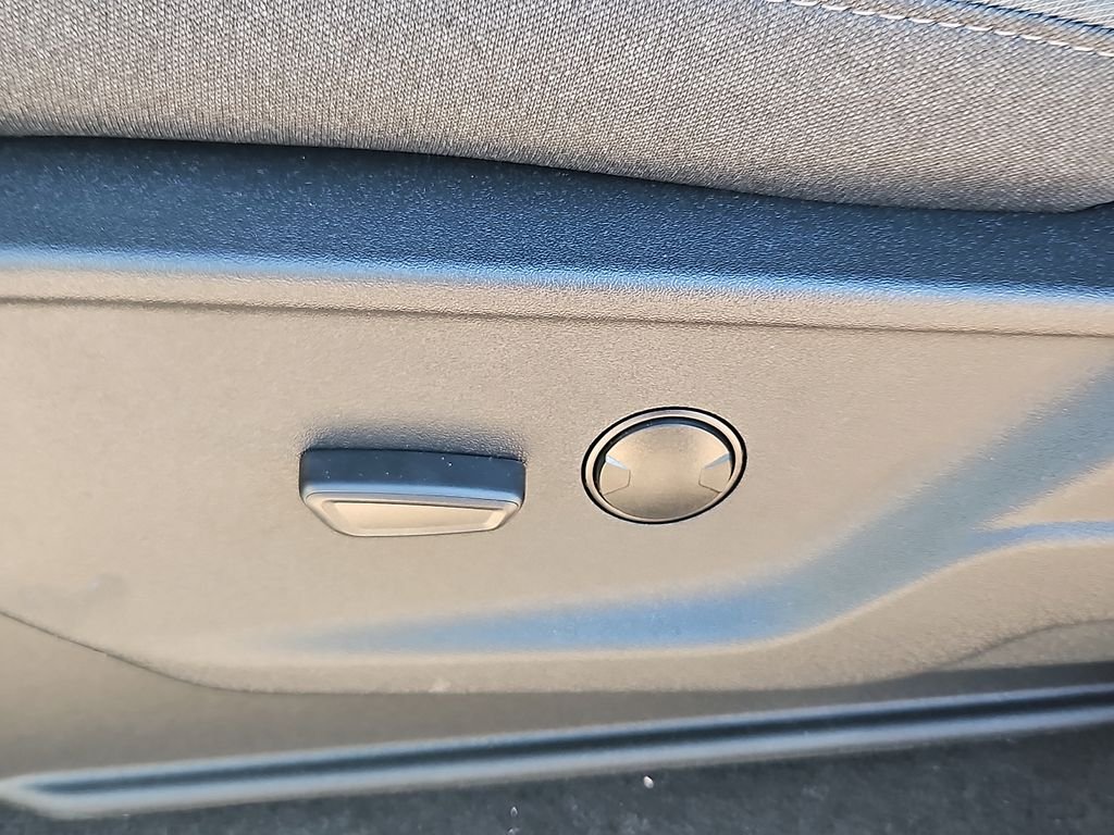 New 2027 Silver Ford F250 4X4 CREW/C image 19