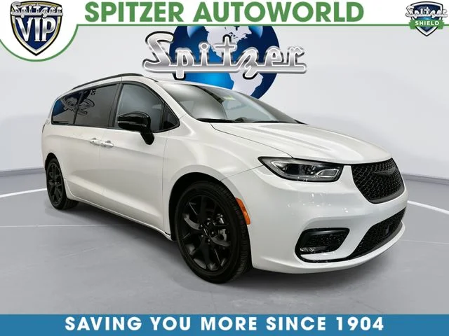 2025 Chrysler Pacifica Limited's photo