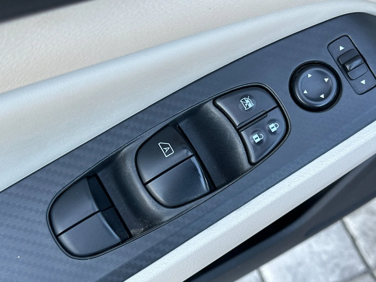 Used 2025  Nissan 2.5 SV image 11