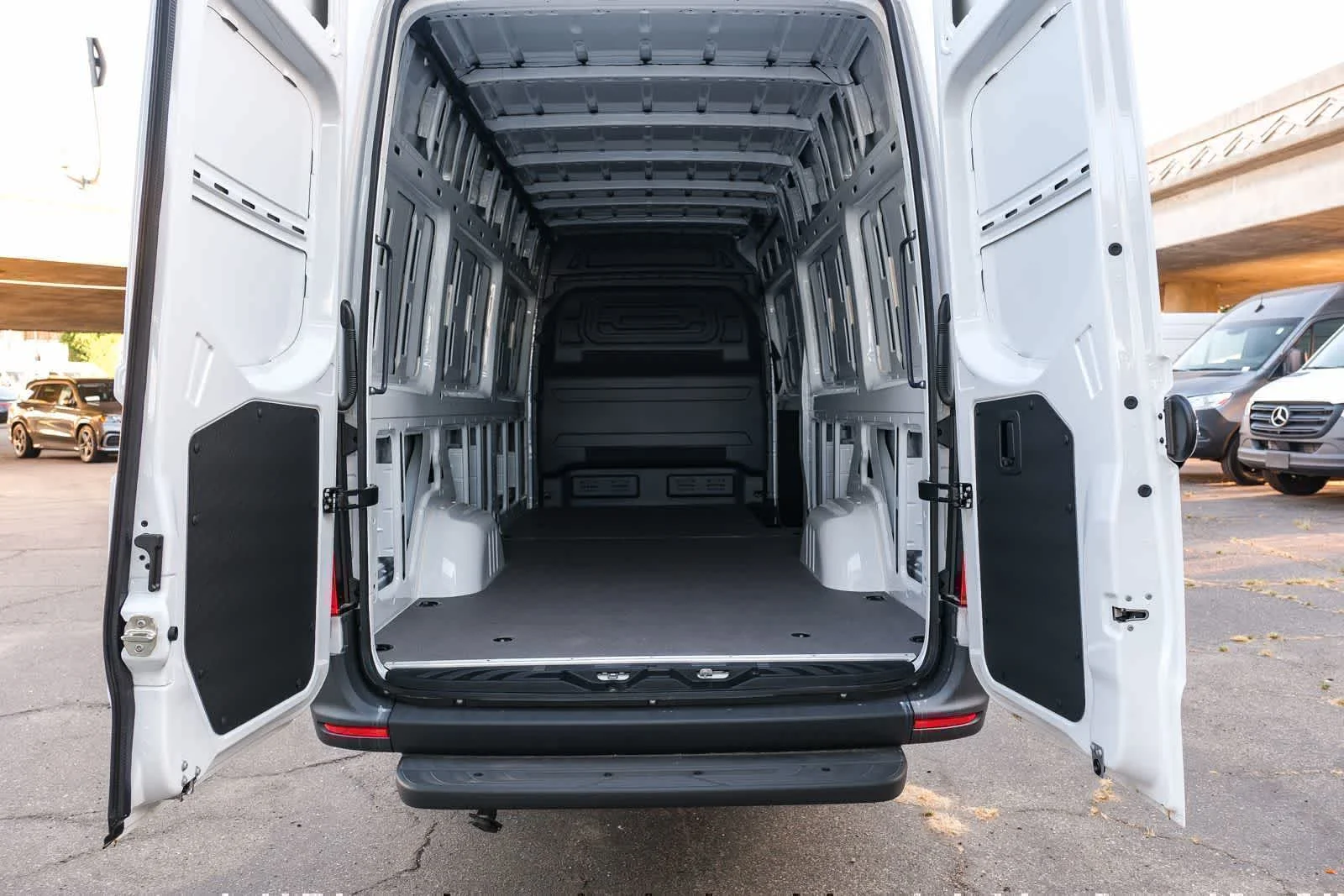New 2025 Arctic+White Mercedes-Benz Cargo 170WB High Roof 113kw Battery RWD SO Motor image 28