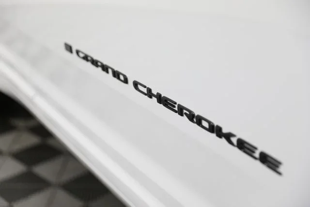 New 2026 Bright White Clear-Coat Exterior Paint Jeep Summit image 28