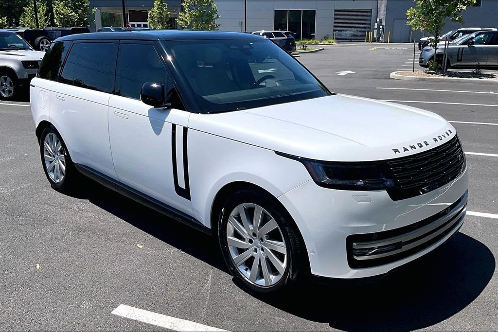 Used 2025 White Land Rover SE image 35