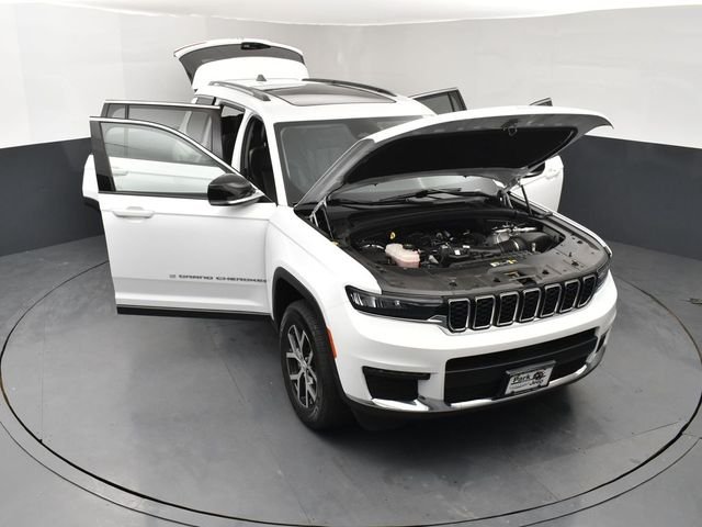 Used 2023 White/off-white Jeep Limited image 25