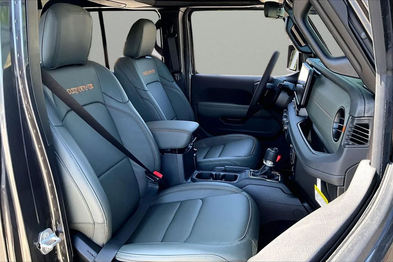 New 2026 Granite Crystal Metallic Clear-Coat Exterior Paint Jeep Mojave image 18