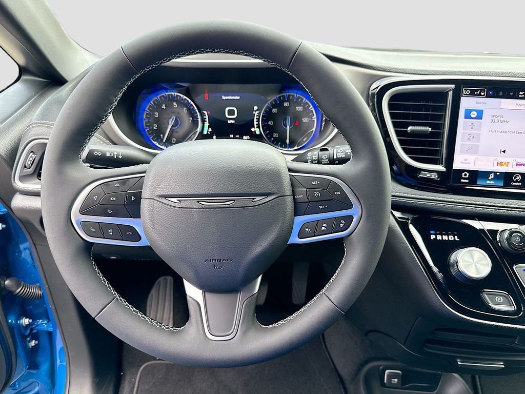 New 2027 Hydro Blue Pearl-Coat Exterior Paint Chrysler Select image 16