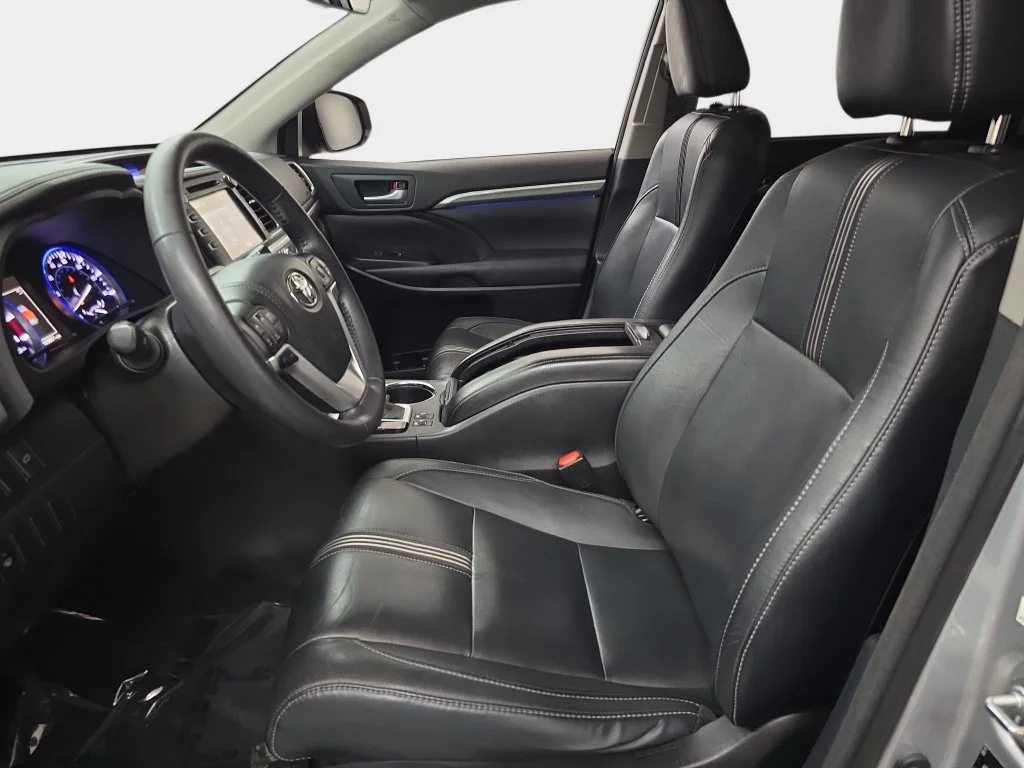 Used 2017 Silver Toyota SE image 18
